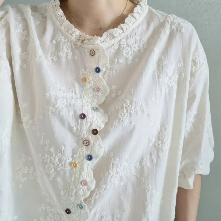 [BUNJANG] Ivory Embroidered Blouse with Colorful Buttons / 아이보리 자수 블라우스 컬러 단추 포인트