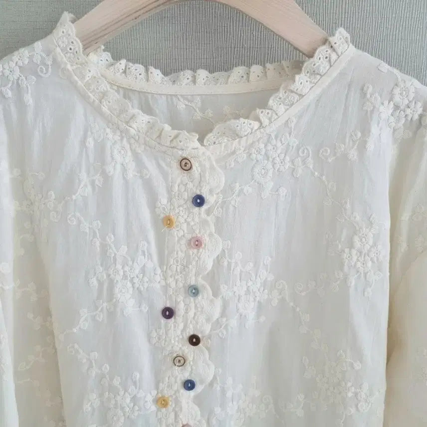 [BUNJANG] Ivory Embroidered Blouse with Colorful Buttons / 아이보리 자수 블라우스 컬러 단추 포인트