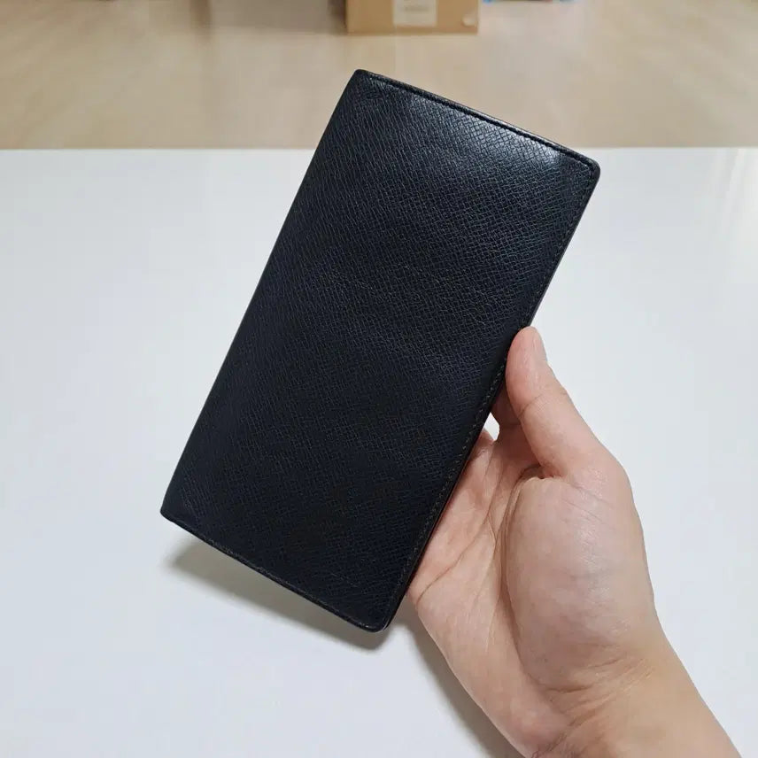 [SOLD OUT] [100%/정품] 루이비통 브라짜 타이가 가죽 장지갑