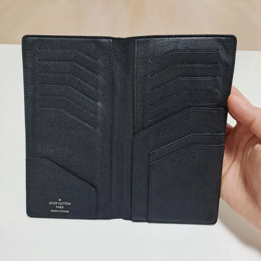 [SOLD OUT] [100%/정품] 루이비통 브라짜 타이가 가죽 장지갑