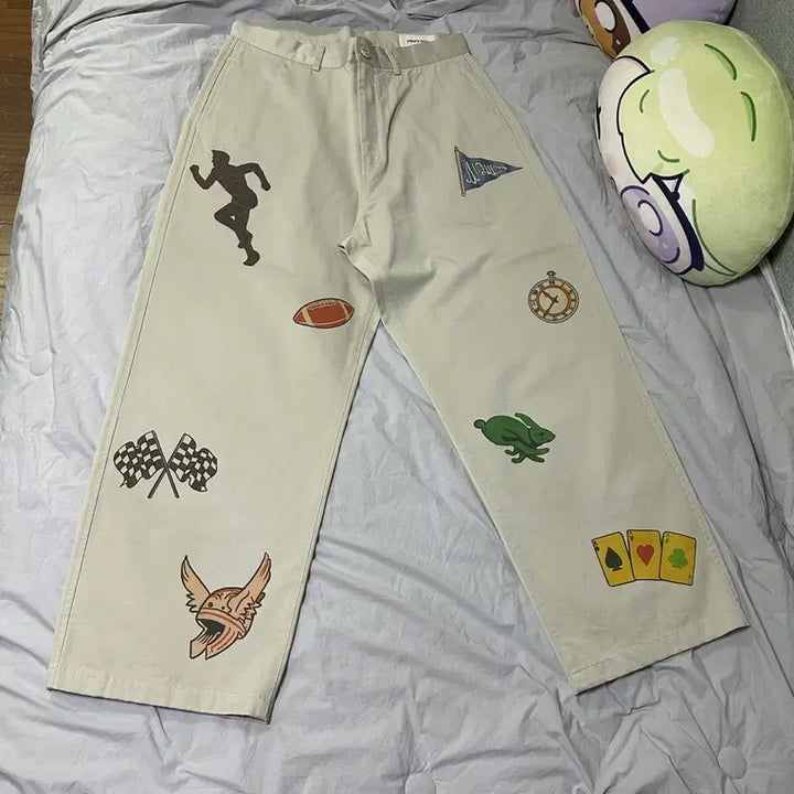 [SOLD OUT] 이얼즈어고 일러스트 치노 팬츠