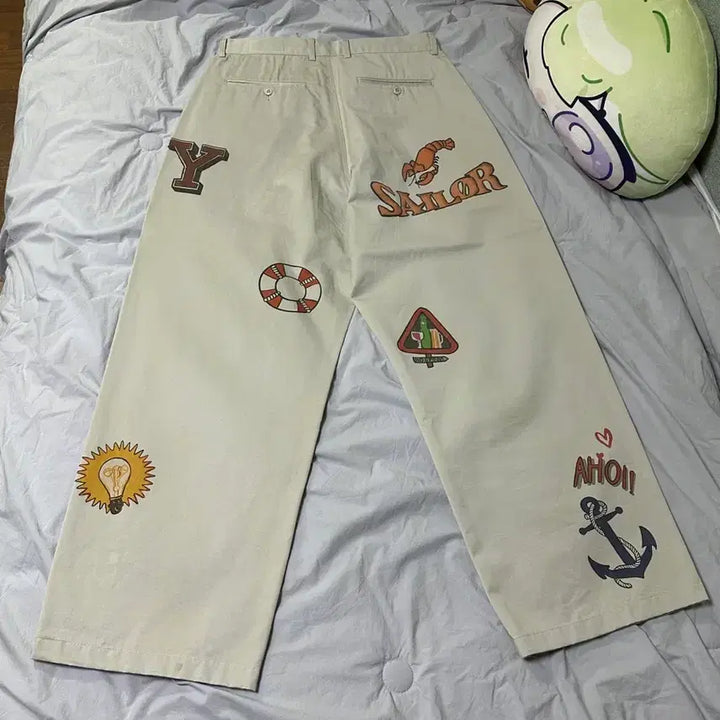 [SOLD OUT] 이얼즈어고 일러스트 치노 팬츠