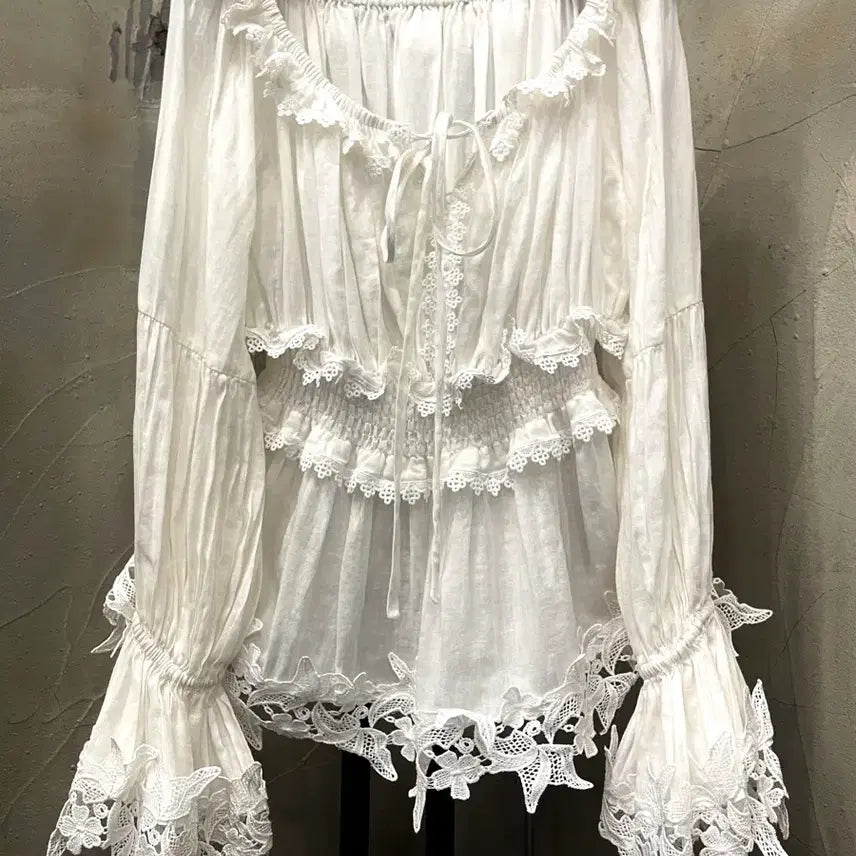 [SOLD OUT] 돌체앤가바나 린넨 100% 오프숄더 레이스 러플 블라우스 55~66