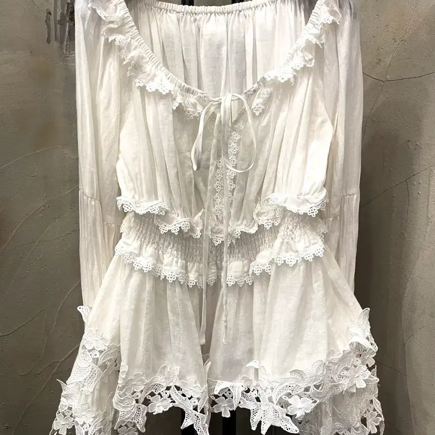 [SOLD OUT] 돌체앤가바나 린넨 100% 오프숄더 레이스 러플 블라우스 55~66