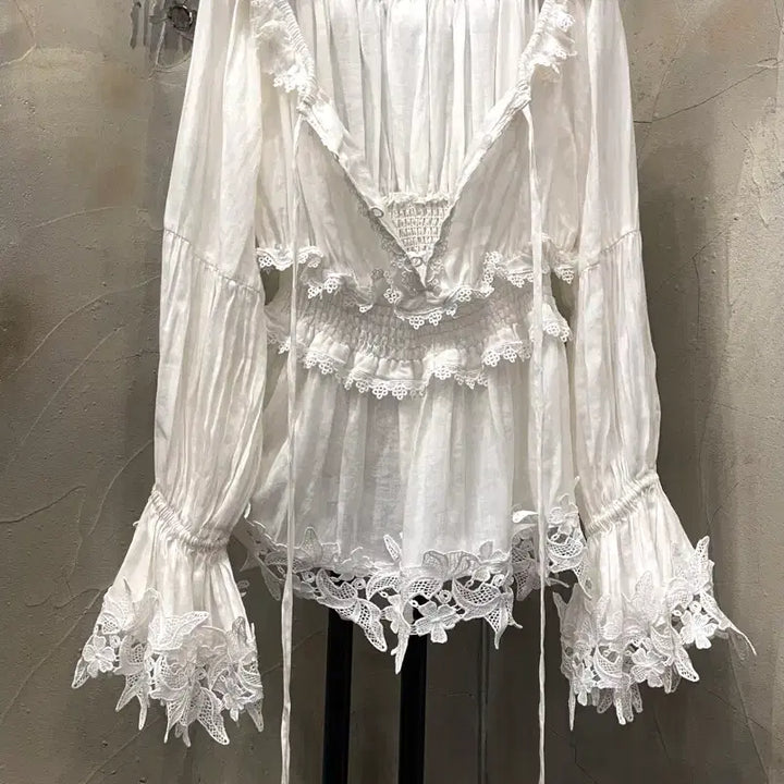 [SOLD OUT] 돌체앤가바나 린넨 100% 오프숄더 레이스 러플 블라우스 55~66