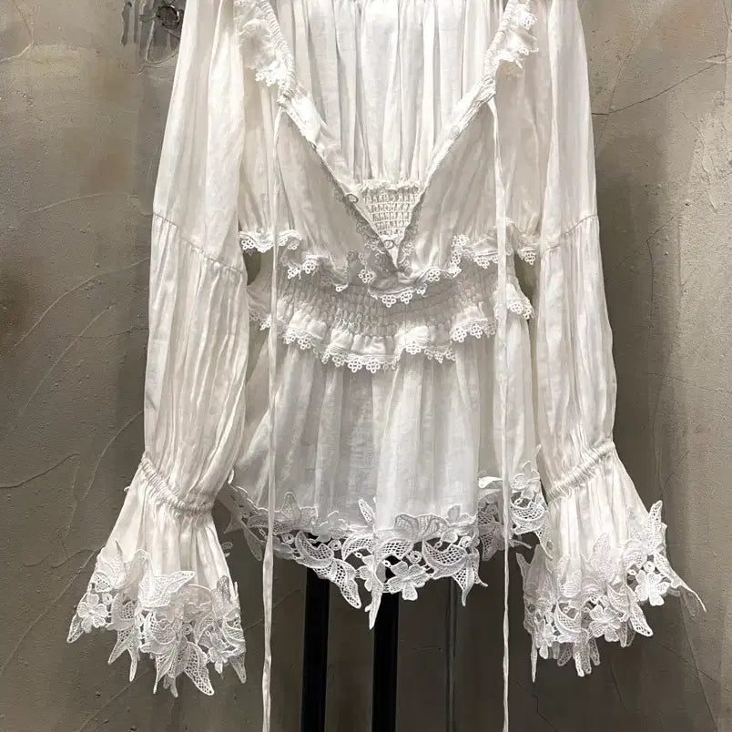 [SOLD OUT] 돌체앤가바나 린넨 100% 오프숄더 레이스 러플 블라우스 55~66