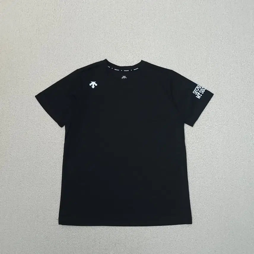 [SOLD OUT] (S)데상트 여성 반팔 티셔츠 운동티 블랙 서울레이스 기념티 W2977