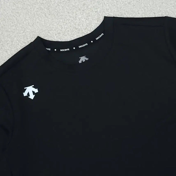 [SOLD OUT] (S)데상트 여성 반팔 티셔츠 운동티 블랙 서울레이스 기념티 W2977