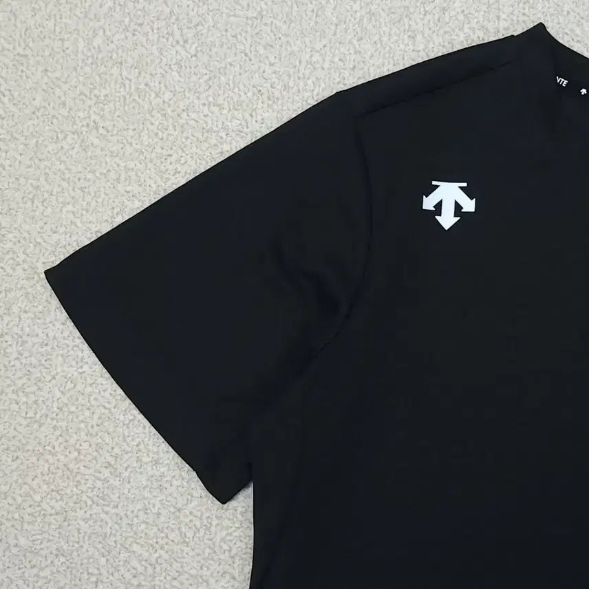 [SOLD OUT] (S)데상트 여성 반팔 티셔츠 운동티 블랙 서울레이스 기념티 W2977