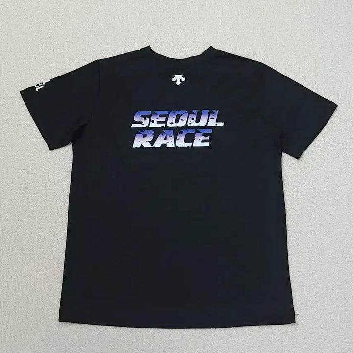 [SOLD OUT] (S)데상트 여성 반팔 티셔츠 운동티 블랙 서울레이스 기념티 W2977