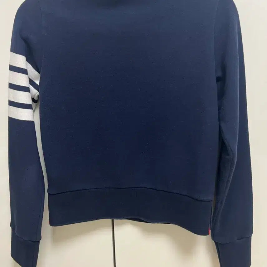 [BUNJANG] Thom Browne Navy Cropped Sweatshirt Size 38 / 톰브라운 여자 크롭 맨투맨(네이비/38사이즈)