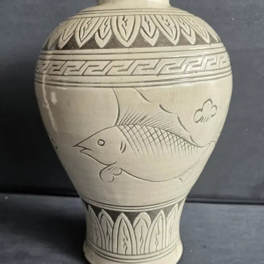 [BUNJANG] Buncheong Ware Celadon Vase with Fish and Flower Design / 분청도자기 조화어문