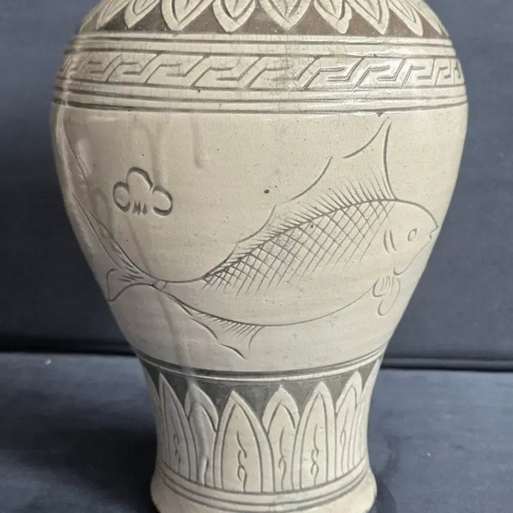 [BUNJANG] Buncheong Ware Celadon Vase with Fish and Flower Design / 분청도자기 조화어문