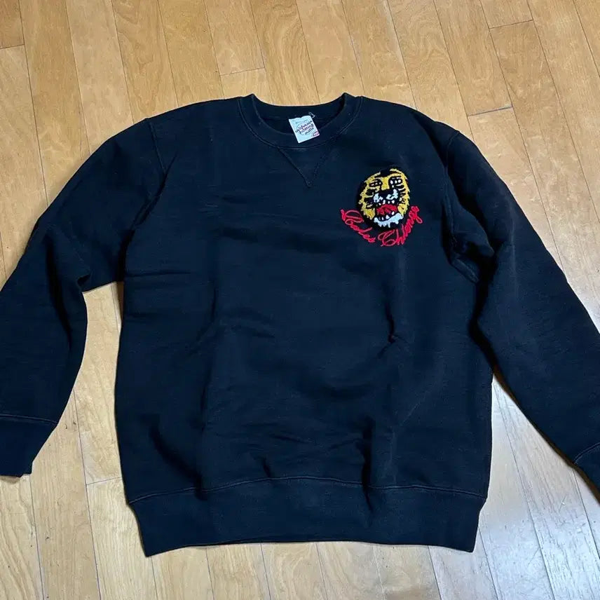[BUNJANG] Needlework Tiger Embroidery Sweatshirt / 니들워크 호랑이자수 스웻