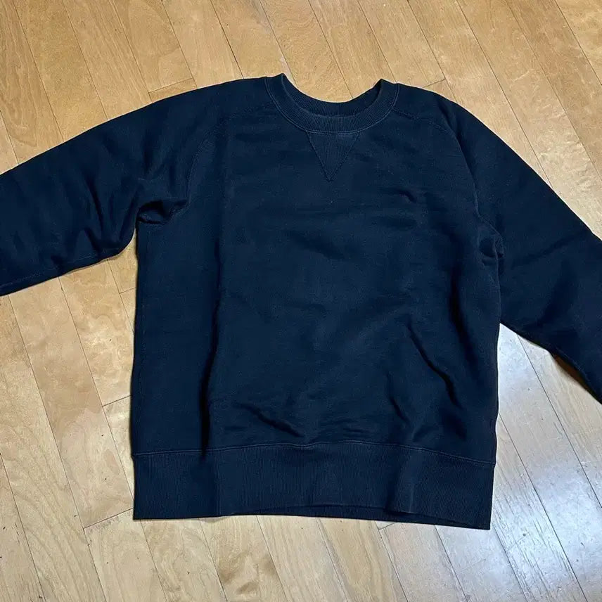 [BUNJANG] Needlework Black Sweatshirt / 니들워크 블랙 맨투맨