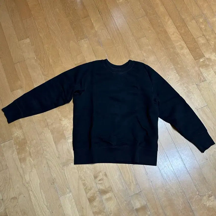 [BUNJANG] Needlework Black Sweatshirt / 니들워크 블랙 맨투맨