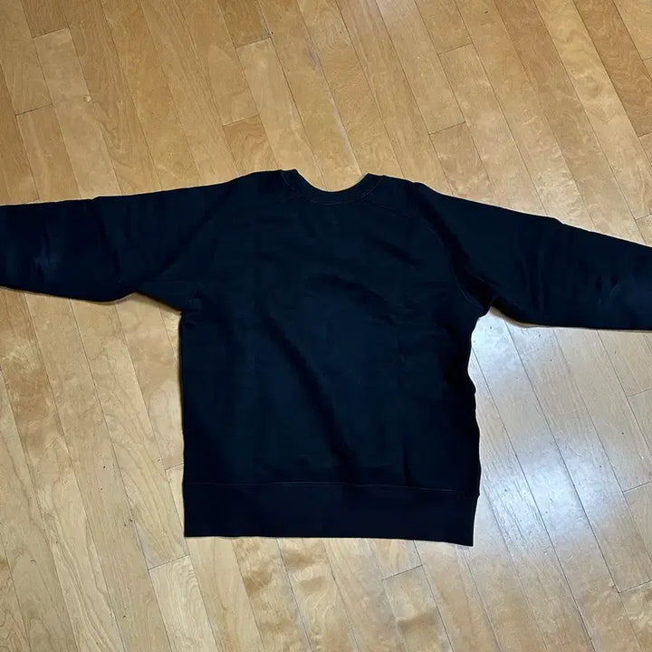 [BUNJANG] Needlework Black Sweatshirt / 니들워크 블랙 맨투맨