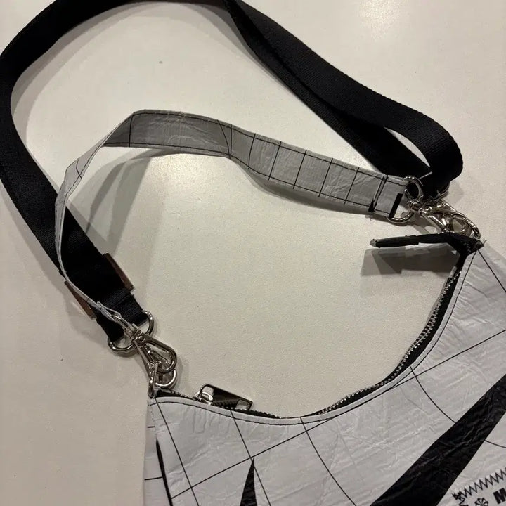 [BUNJANG] Nike Move to Zero Crossbody Bag / 나이키 리유저블 MOVE TO ZERO 크로스 숄더백