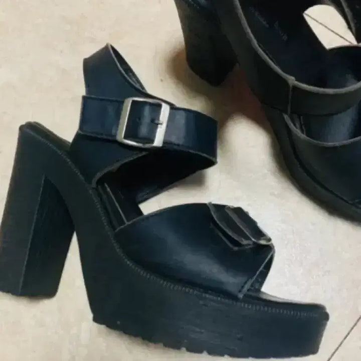 [BUNJANG] Chunky Platform Sandals Heels 245-250 / 상태좋음) 구매가39800원) 통굽 청키 샌들 하이힐 245-250