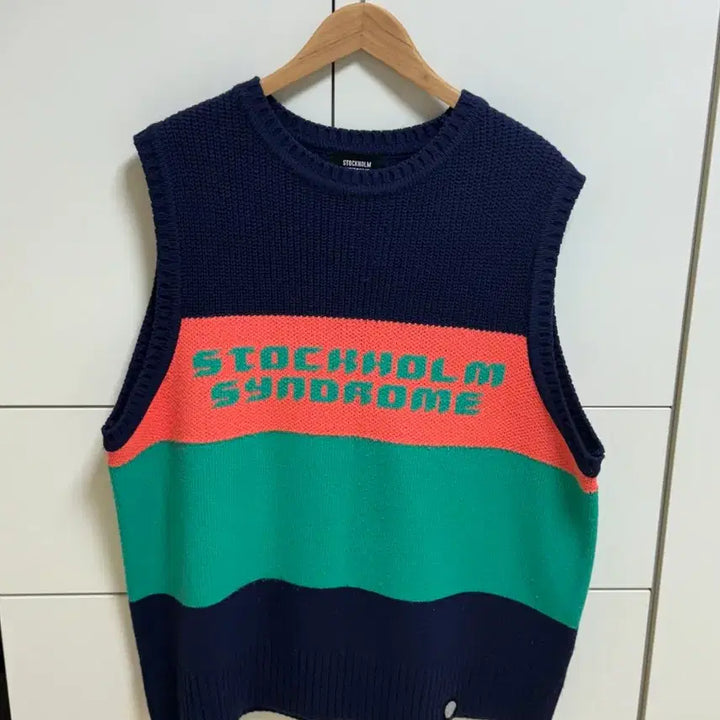 [SOLD OUT] 스톡홀름신드롬 니트조끼 베스트 네이비
