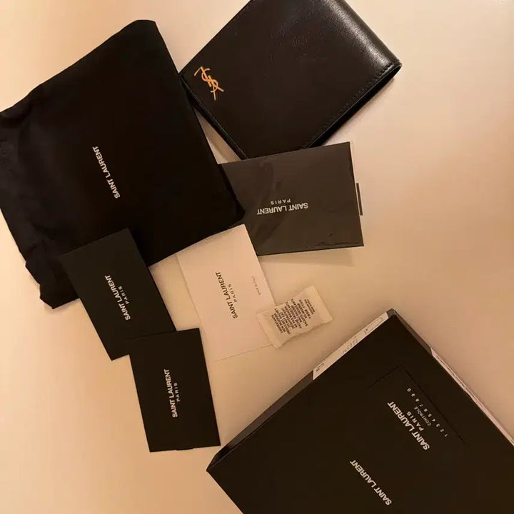[SOLD OUT] 생로랑 블랙 반지갑 + 박스 풀세트