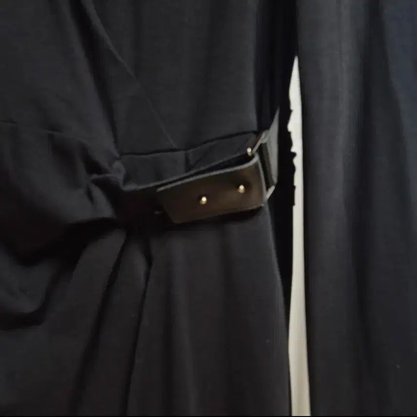 [BUNJANG] ISABEY Black Wrap Dress / ISABEY 브랜드의 매력적인 블랙 원피스
