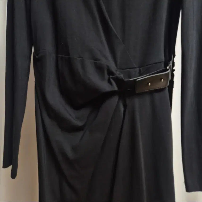 [BUNJANG] ISABEY Black Wrap Dress / ISABEY 브랜드의 매력적인 블랙 원피스