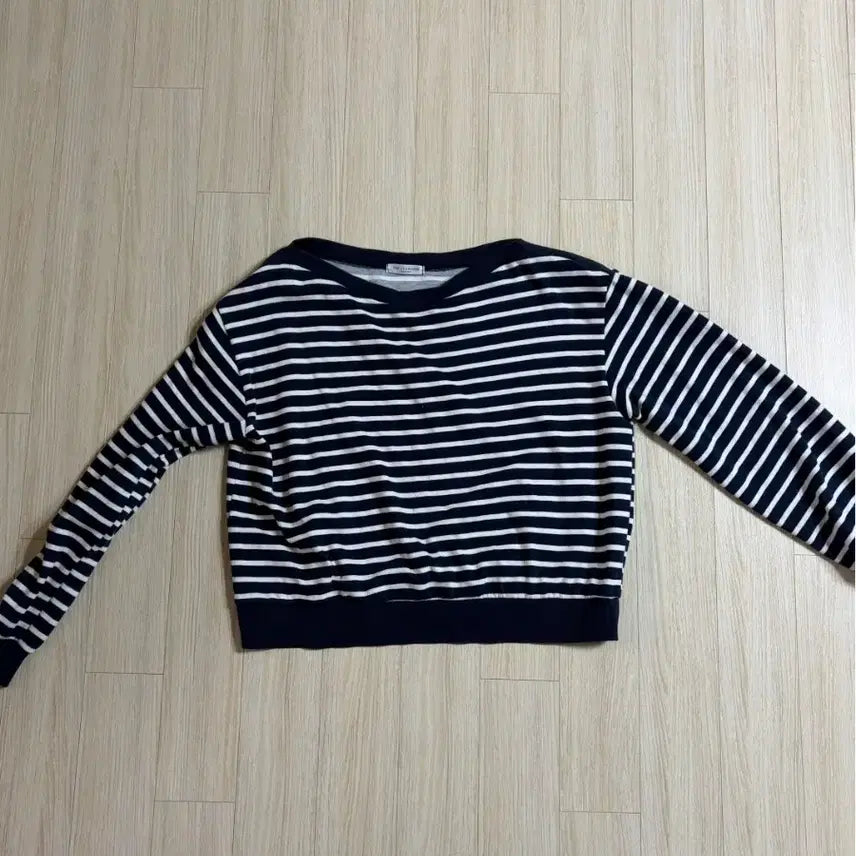 [SOLD OUT] 네이비 스트라이프 입술넥 맨투맨