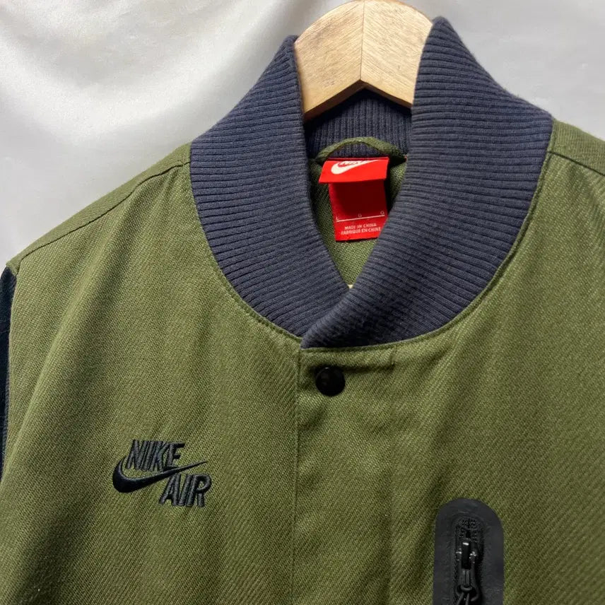 [SOLD OUT] [정품/L] 나이키 에어 봄버 스우시 카키 바시티자켓