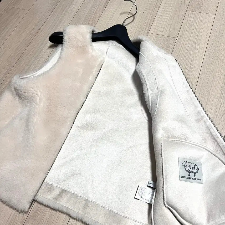 [BUNJANG] On&amp;On Real Wool Zip-up Vest Ivory / 온앤온 호주산 리얼양모100% 집업 조끼 베스트아이보리천연모피양털뽀글이