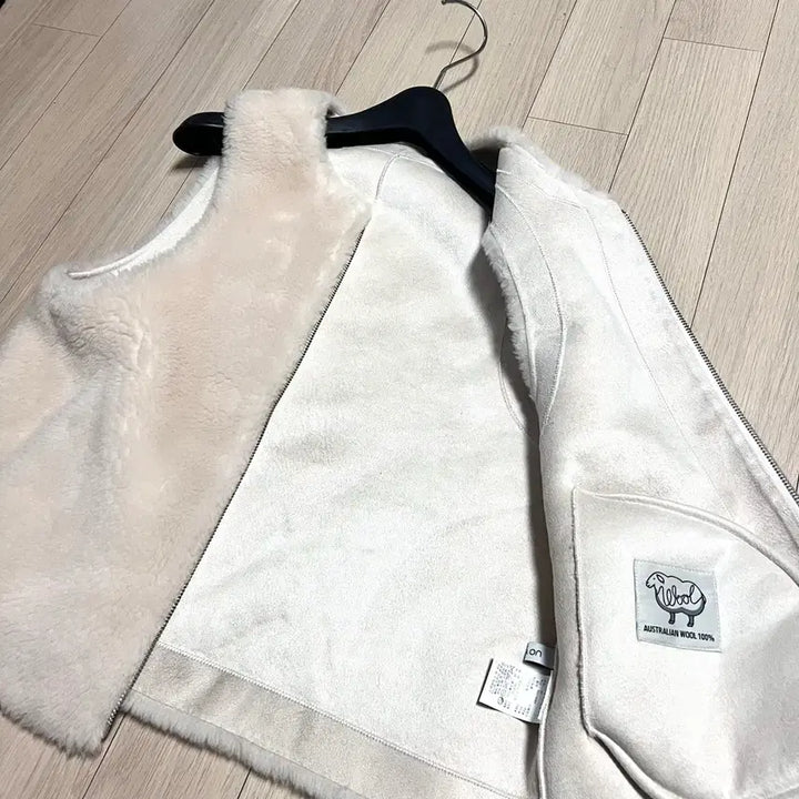 [BUNJANG] On&amp;On Real Wool Zip-up Vest Ivory / 온앤온 호주산 리얼양모100% 집업 조끼 베스트아이보리천연모피양털뽀글이