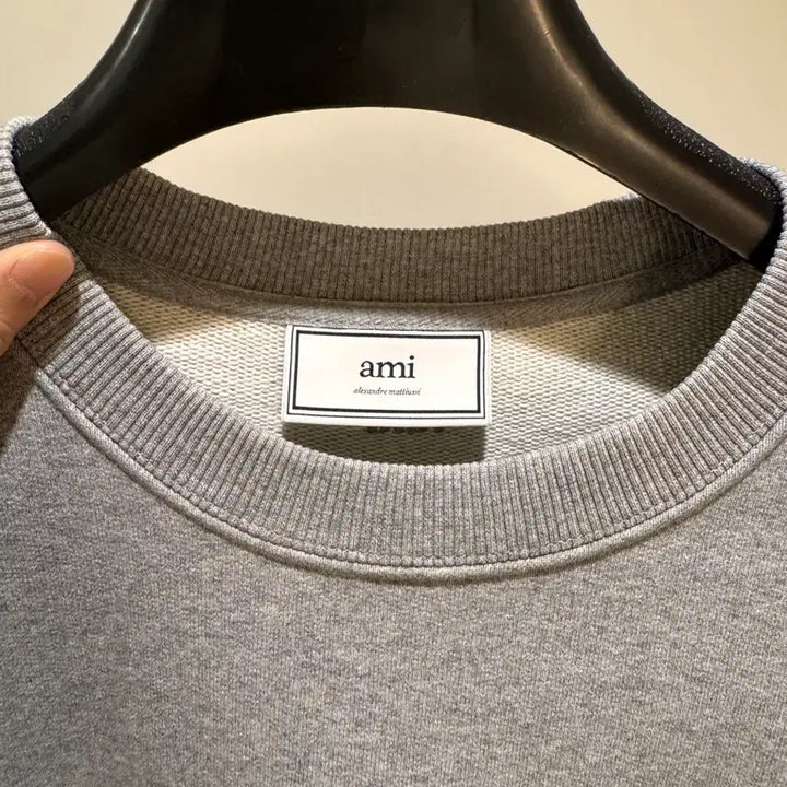 [SOLD OUT] L) 아미 빅하트 맨투맨