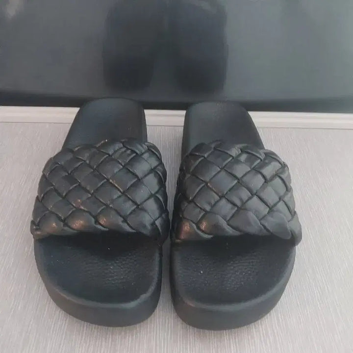 [BUNJANG] Black Quilted Slippers / 블랙 퀄팅 슬리퍼