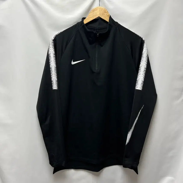 [SOLD OUT] [정품/L] 나이키 스우시 드라이핏 사이드라인 블랙 반집업 드릴탑