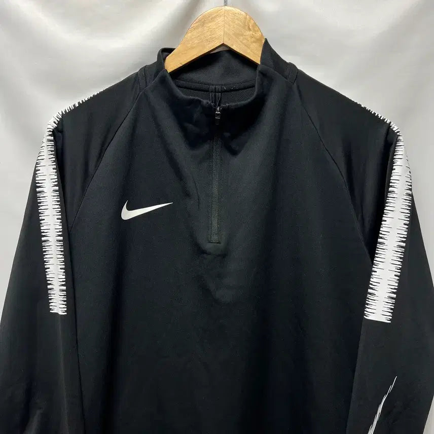 [SOLD OUT] [정품/L] 나이키 스우시 드라이핏 사이드라인 블랙 반집업 드릴탑