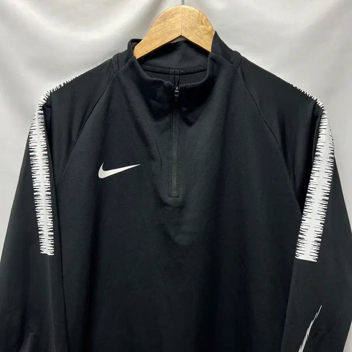 [SOLD OUT] [정품/L] 나이키 스우시 드라이핏 사이드라인 블랙 반집업 드릴탑
