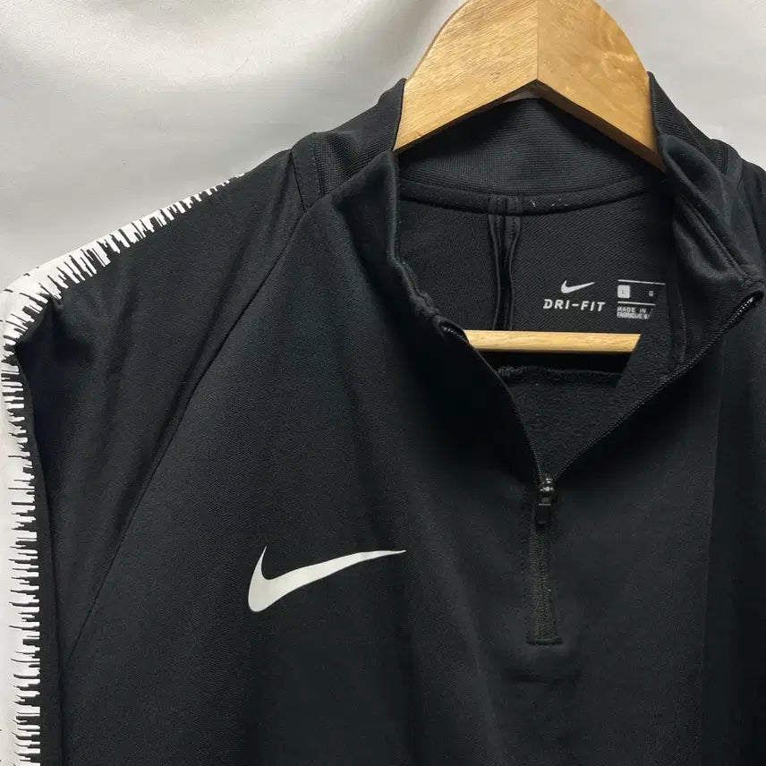 [SOLD OUT] [정품/L] 나이키 스우시 드라이핏 사이드라인 블랙 반집업 드릴탑