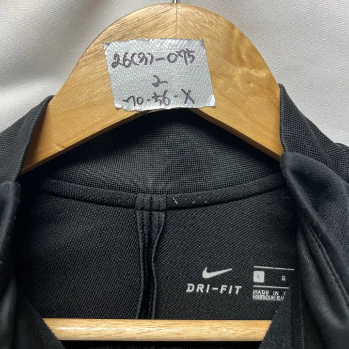 [SOLD OUT] [정품/L] 나이키 스우시 드라이핏 사이드라인 블랙 반집업 드릴탑