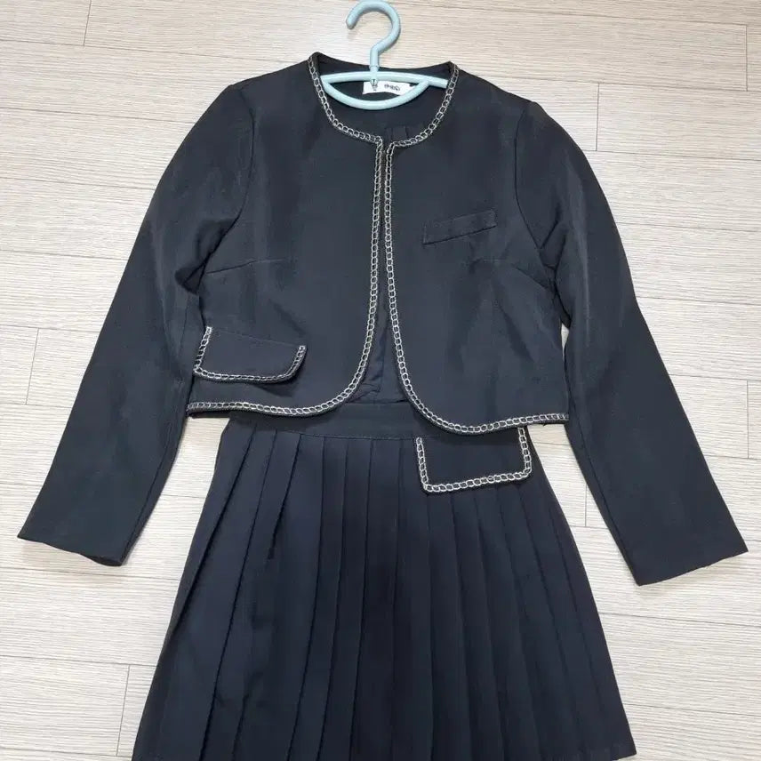 [BUNJANG] Black Chain Pleated Skirt Set / 블랙 체인 장식 플리츠 스커트 셋업