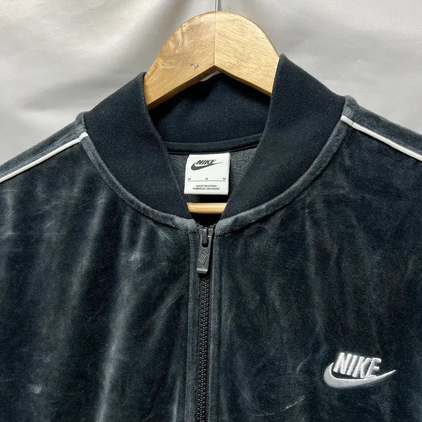 [SOLD OUT] [정품/M] 나이키 스우시 벨루아 벨벳 사이드라인 차콜 트랙탑/져지