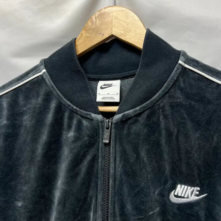 [SOLD OUT] [정품/M] 나이키 스우시 벨루아 벨벳 사이드라인 차콜 트랙탑/져지