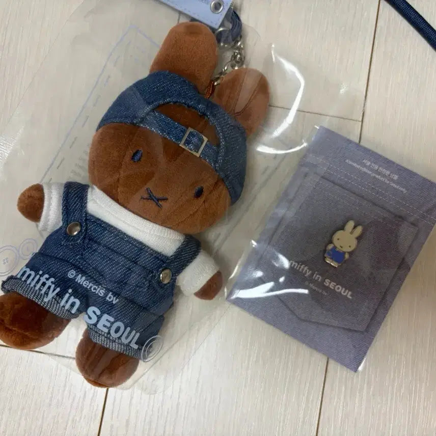 [SOLD OUT] 미피 인 서울 데님 멜라니 인형 + 한정판 뱃지 일괄 미사용