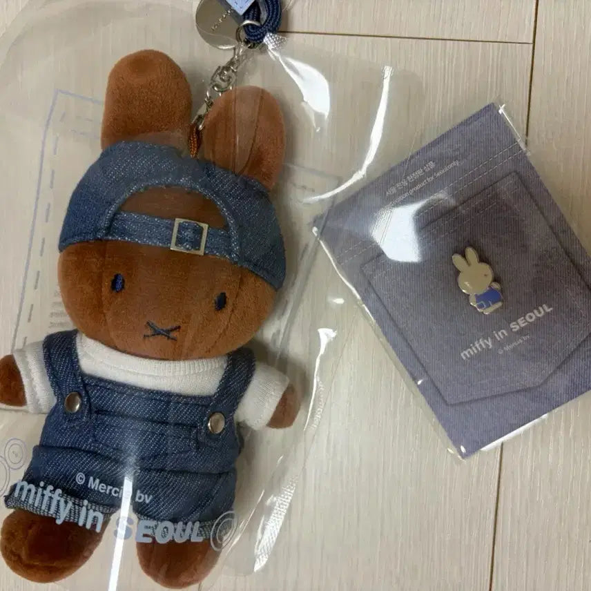 [SOLD OUT] 미피 인 서울 데님 멜라니 인형 + 한정판 뱃지 일괄 미사용