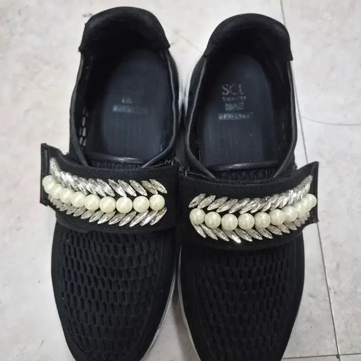 [BUNJANG] Suecomma Bonnie Pearl Embellished Sneakers 245 / 슈콤마보니 진주 장식 스니커즈 245