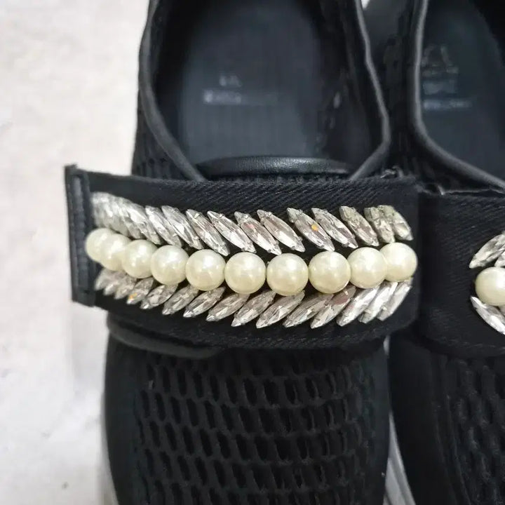 [BUNJANG] Suecomma Bonnie Pearl Embellished Sneakers 245 / 슈콤마보니 진주 장식 스니커즈 245