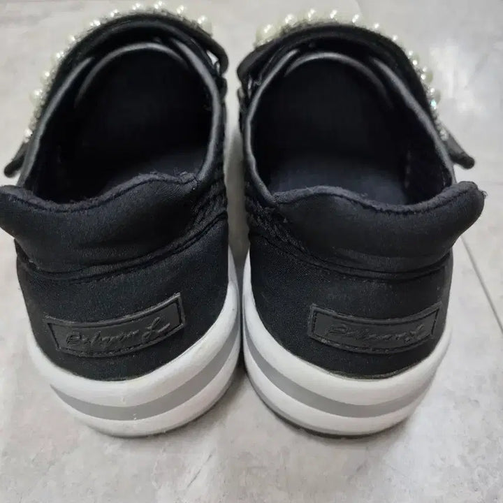 [BUNJANG] Suecomma Bonnie Pearl Embellished Sneakers 245 / 슈콤마보니 진주 장식 스니커즈 245