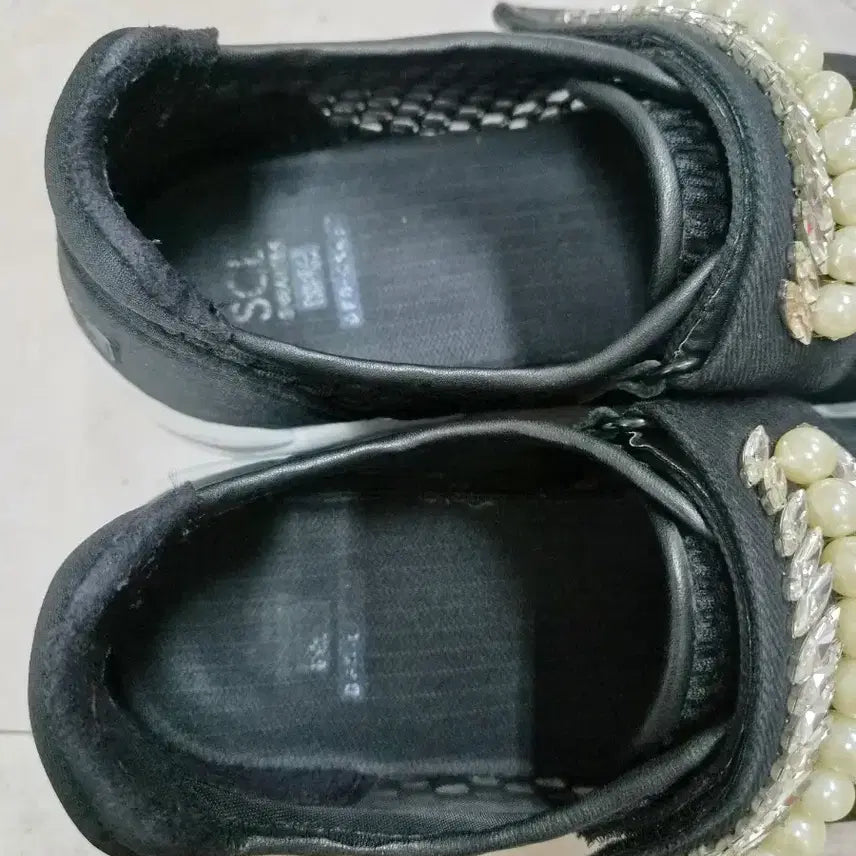 [BUNJANG] Suecomma Bonnie Pearl Embellished Sneakers 245 / 슈콤마보니 진주 장식 스니커즈 245