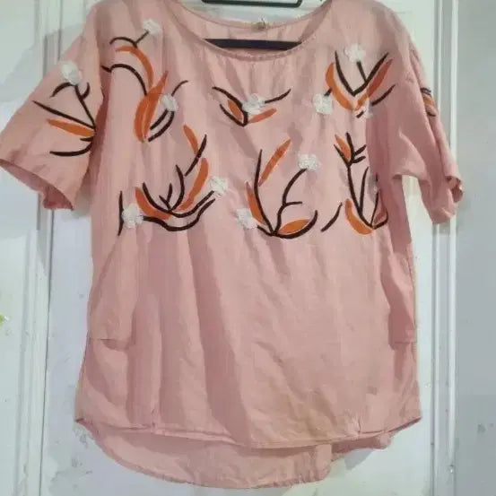 [BUNJANG] Linen Floral Embroidery Pink Blouse / 마  린넨  꽃 자수 반팔 블라우스  깨끗해요 가슴단면 51