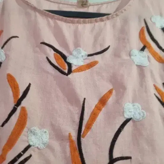 [BUNJANG] Linen Floral Embroidery Pink Blouse / 마  린넨  꽃 자수 반팔 블라우스  깨끗해요 가슴단면 51