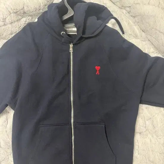 [SOLD OUT] 아미 스몰 하트 로고 네이비 후드집업